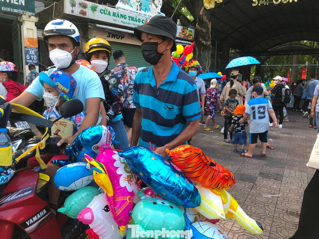 Người bán hàng tranh thủ bán thêm món đồ chơi nhiều màu sắc cho trẻ em, giá từ 20.000-40.000 đồng/món chia sẻ: "Dịch kéo dài nên chúng tôi không có thu nhập gì, chỉ mong bán được thêm chút hàng trong những ngày lễ để có tiền trả nhà trọ, ăn uống". Người bán hàng tranh thủ bán thêm món đồ chơi nhiều màu sắc cho trẻ em, giá từ 20.000-40.000 đồng/món chia sẻ: "Dịch kéo dài nên chúng tôi không có thu nhập gì, chỉ mong bán được thêm chút hàng trong những ngày lễ để có tiền trả nhà trọ, ăn uống".
