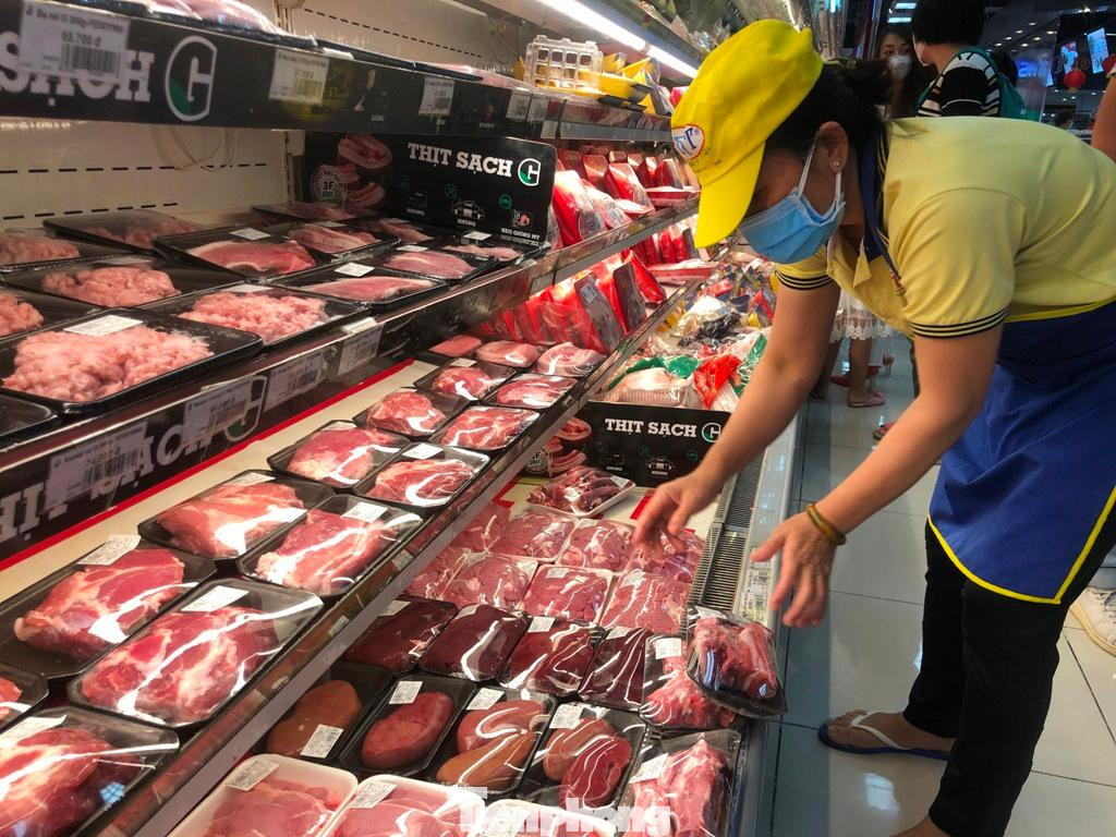 Thịt heo tại siêu thị có giá ổn định. Hiện thịt heo đùi được bán với giá 120.000 đồng/kg, thịt heo nạc đùi giá 150.000 đồng/kg, thịt heo ba rọi giá 170.000 đồng/kg, thịt vai giá 110.000 đồng/kg, thịt nách 100.000 đồng/kg, thịt cốt-lết 140.000 đồng/kg.