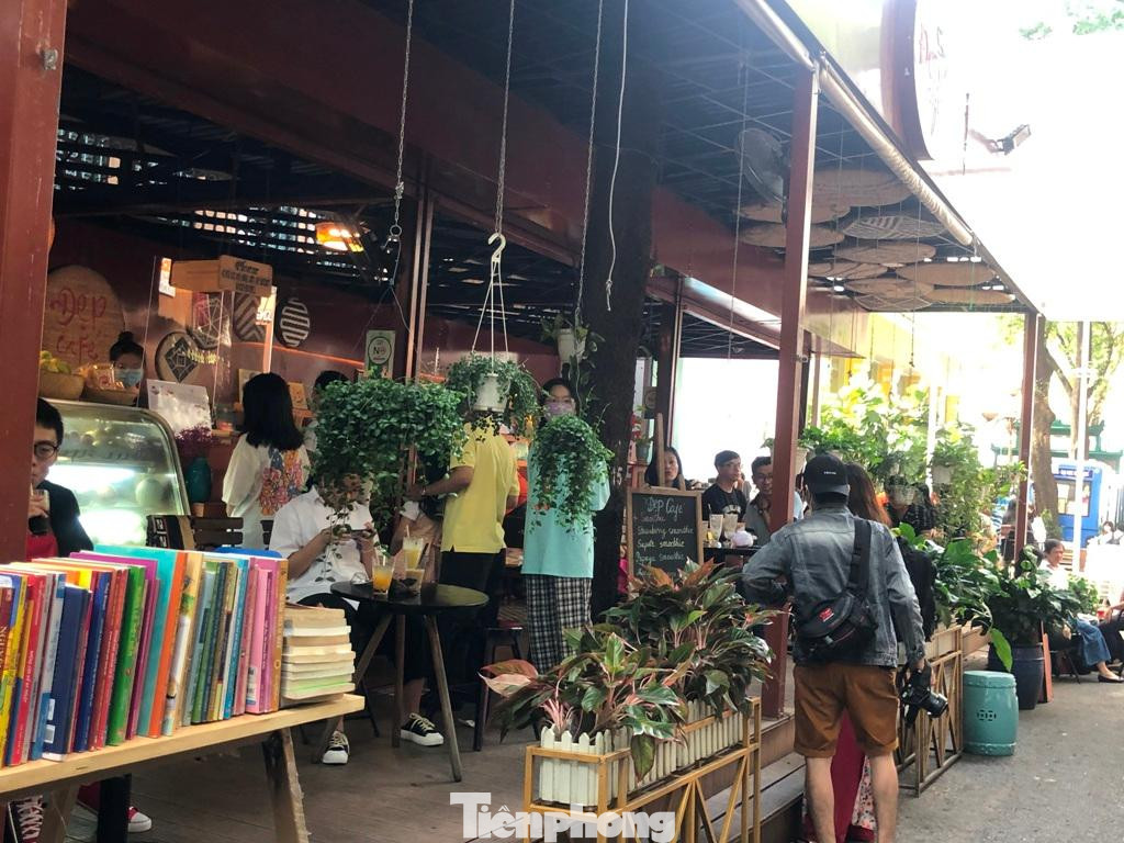 Xếp hàng dài chờ đến lượt mua nước uống tại một quán cà phê ở quận 1 Xếp hàng dài chờ đến lượt mua nước uống tại một quán cà phê ở quận 1