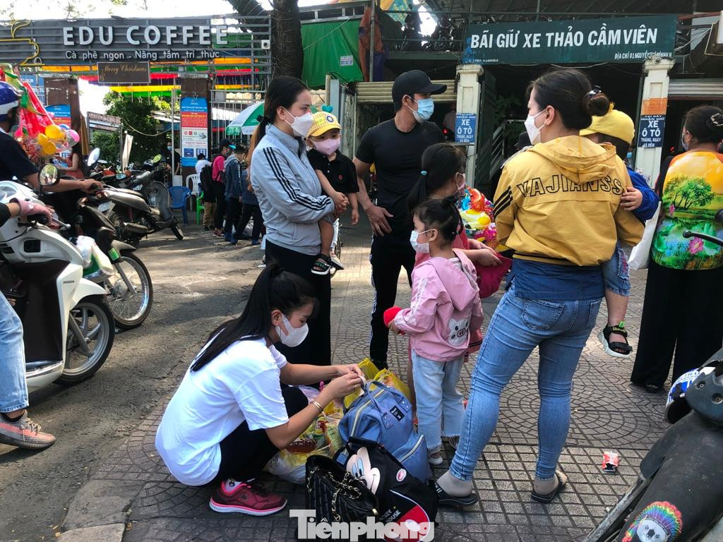 Các gia đình "tách xách nách mang" đủ các thức ăn để có thể vui chơi cả ngày. Các gia đình "tách xách nách mang" đủ các thức ăn để có thể vui chơi cả ngày.