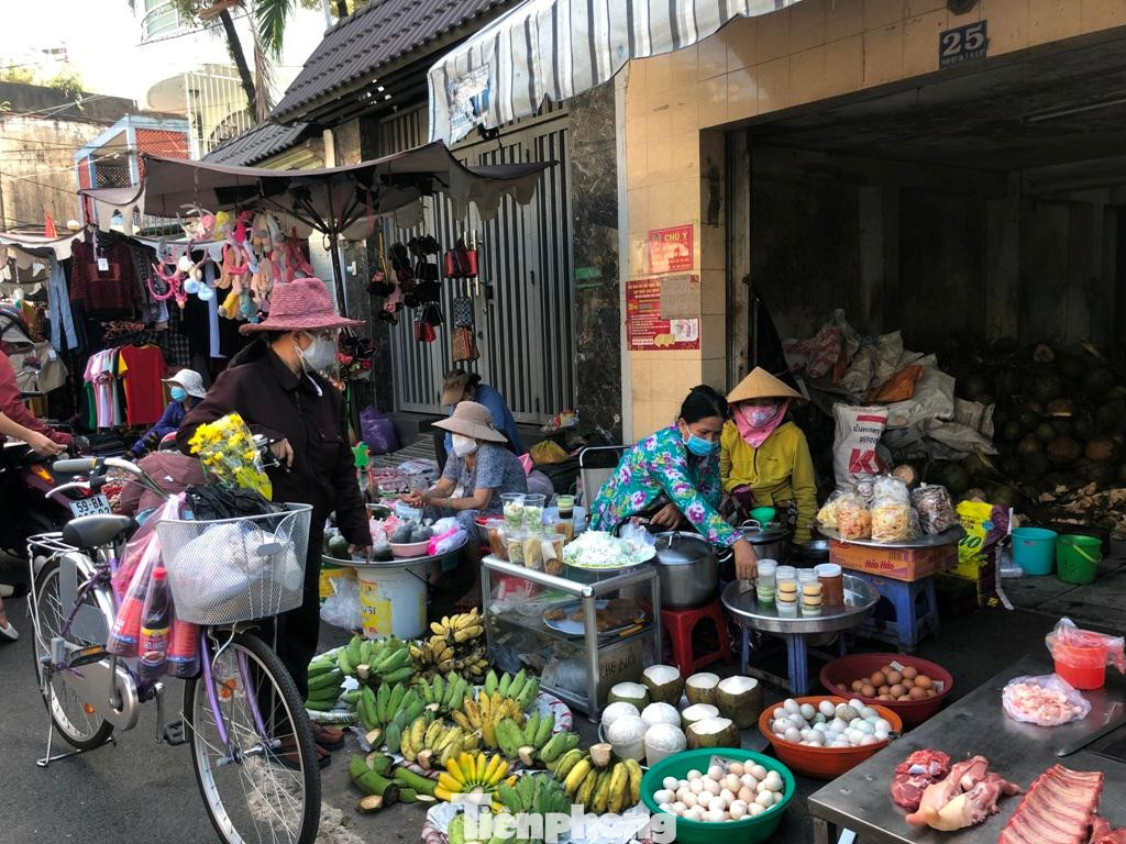 Tuy nhiên ghi nhận tại nhiều chợ cho thấy, lượng khách đến chợ không nhiều, thực phẩm mua cũng chỉ đủ ăn trong ngày chứ không mua nhiều để làm tiệc tùng. &quot;Tôi đi chợ mua thịt cá, rau để ăn như ngày bình thường dù hôm nay là Tết. Dịch bệnh khiến công việc thêm khó khăn, thu nhập bấp bênh nên mình cũng phải tính toán lại chuyện mua sắm, ăn uống, vui chơi...&quot; - chị Thủy (công nhân làm việc tại TP Thủ Đức) bộc bạch.