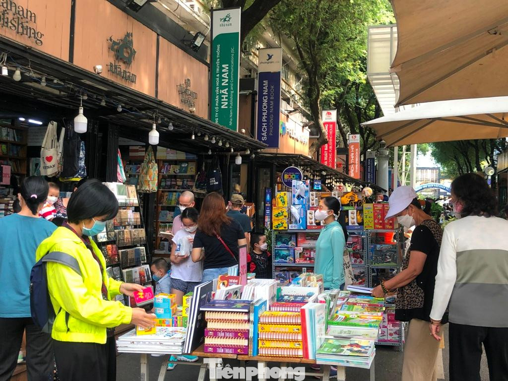 Du khách đến Đường Sách càng lúc càng đông Du khách đến Đường Sách càng lúc càng đông