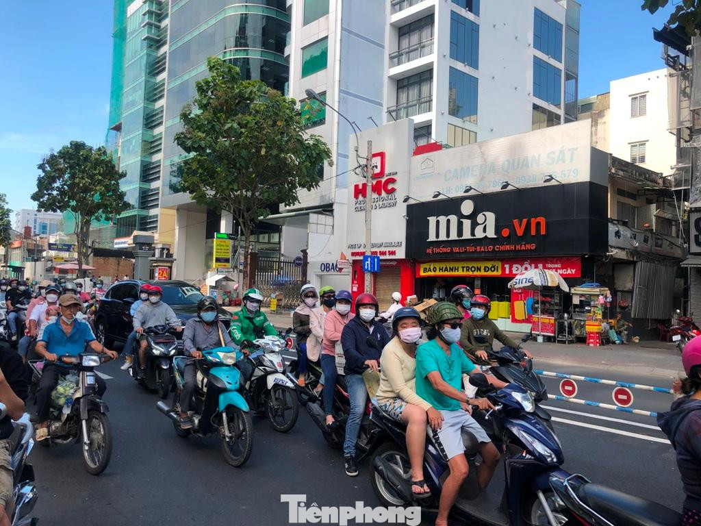 Ghi nhận trưa ngày đầu năm mới 1/1/2022, nhiều tuyến đường tại TPHCM như Nguyễn Thị Minh Khai, Đồng Khởi, Điện Biên Phủ... tấp nập, nhộn nhịp. Nhiều gia đình đưa nhau đến các khu vui chơi, ăn uống. Ghi nhận trưa ngày đầu năm mới 1/1/2022, nhiều tuyến đường tại TPHCM như Nguyễn Thị Minh Khai, Đồng Khởi, Điện Biên Phủ... tấp nập, nhộn nhịp. Nhiều gia đình đưa nhau đến các khu vui chơi, ăn uống.