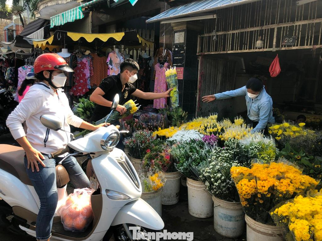 Hoa cắt cành được chủ hàng nhập về nhiều nhưng bán buôn khá chậm. Giá mỗi bó trung bình từ 25.000-50.000 đồng. &quot;Tôi mua vài bó ly, cúc họa mi, cát tường cắm vào bình để trong nhà cho không gian thêm sắc màu. Tết mà, dù rất tiết kiệm nhưng cũng phải có bó hoa, con gà để cầu may mắn cả năm. Giá cả năm nay ổn định nên mình cũng không quá lo lắng&quot; - chị Lan Thy (nhân viên văn phòng, quận 3) vui vẻ nói.