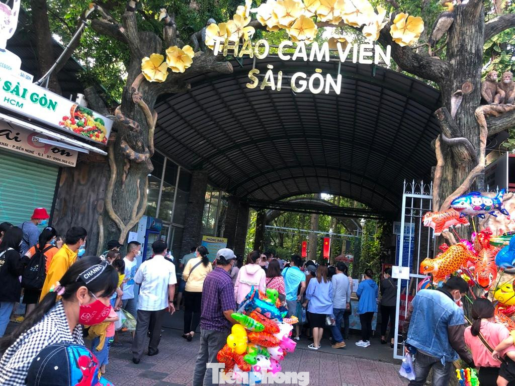 Thảo Cầm Viên đông nghịt người từ sáng sớm. "Năm nào đến Tết, gia đình tôi cũng về quê An Giang thăm ông bà, nhưng năm nay do dịch bệnh, chúng tôi ở lại Sài Gòn. Tranh thủ ngày nghỉ, tôi đưa con đến các khu vui chơi để ăn uống, thư giãn nhưng vẫn chấp hành nghiêm 5K để phòng dịch" - anh Bình (ngụ quận Bình Thạnh) nói. Thảo Cầm Viên đông nghịt người từ sáng sớm. "Năm nào đến Tết, gia đình tôi cũng về quê An Giang thăm ông bà, nhưng năm nay do dịch bệnh, chúng tôi ở lại Sài Gòn. Tranh thủ ngày nghỉ, tôi đưa con đến các khu vui chơi để ăn uống, thư giãn nhưng vẫn chấp hành nghiêm 5K để phòng dịch" - anh Bình (ngụ quận Bình Thạnh) nói.