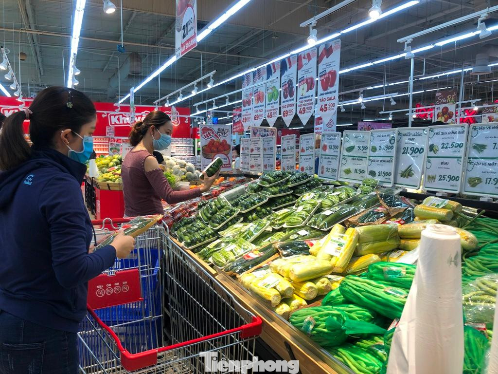 Ngày 1/1, tại nhiều siêu thị lớn như Satra, Co.op, Big C... gian hàng thực phẩm tươi sống như xà lách, khoai tây, cà rốt, các loại tôm cá... đầy ắp trên quầy kệ. Trong đó nhiều mặt hàng có giá rất rẻ như bắp cải 15.000 đồng/kg, dưa leo 20.000 đồng/kg, táo gala 45.900 đồng/kg... Giá thịt heo dao động từ 129.000-189.000 đồng/kg. &quot;Dù đang vào mùa Tết nhưng giá cả nhiều loại thực phẩm rất ổn định, siêu thị còn áp dụng khuyến mãi từ 10-50% một số mặt hàng thực phẩm để hỗ trợ người tiêu dùng sắm Tết&quot; - đại diện một siêu thị trên đường Phú Lâm (quận 6) nói.