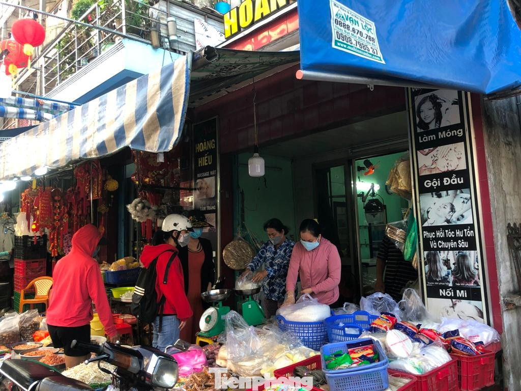 Mặt hàng bún, mì, miến, bánh tráng đắt hàng. Bún, mì 10.000 đồng/kg, bánh tráng giá từ 5.000 đồng/xấp... &quot;Mặt hàng này gần như bán chạy quanh năm, giá không tăng nhưng sản lượng mấy ngày qua tăng gần 50%. Lý do người dân tổ chức tiệc tại nhà, quán ăn cũng đắt khách hơn khi lễ tết nên lấy hàng nhiều hơn&quot; - tiểu thương cho biết.