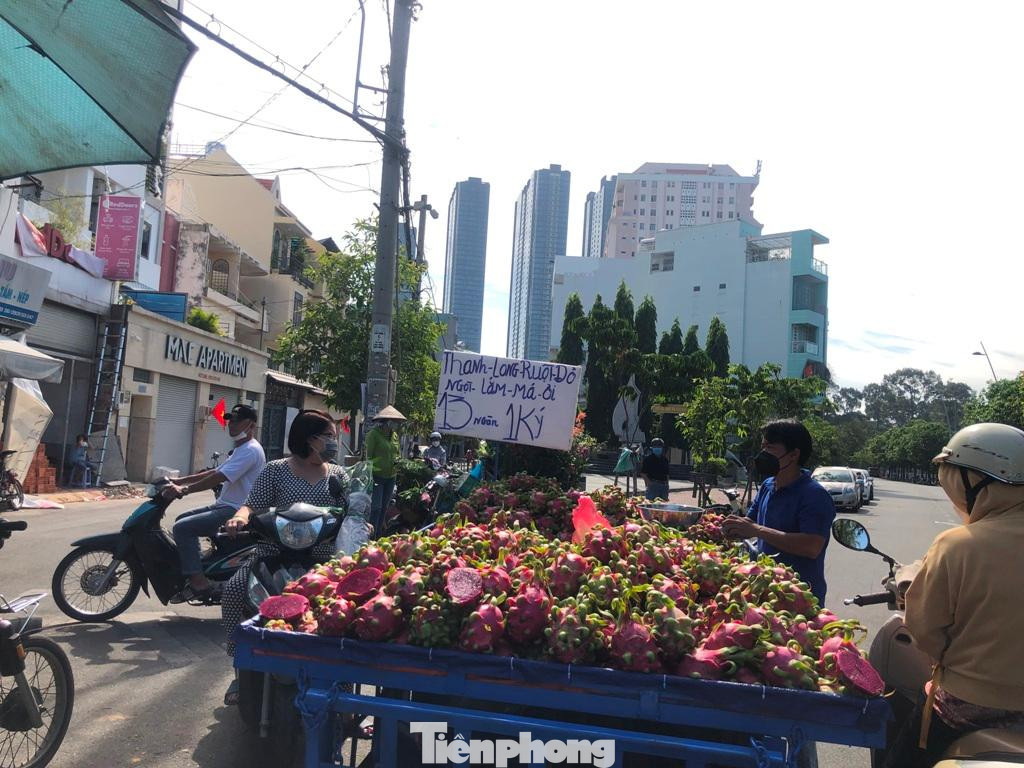 Một xe chất đầy thanh long chở đi bán dạo trên nhiều nẻo đường tại TPHCM.