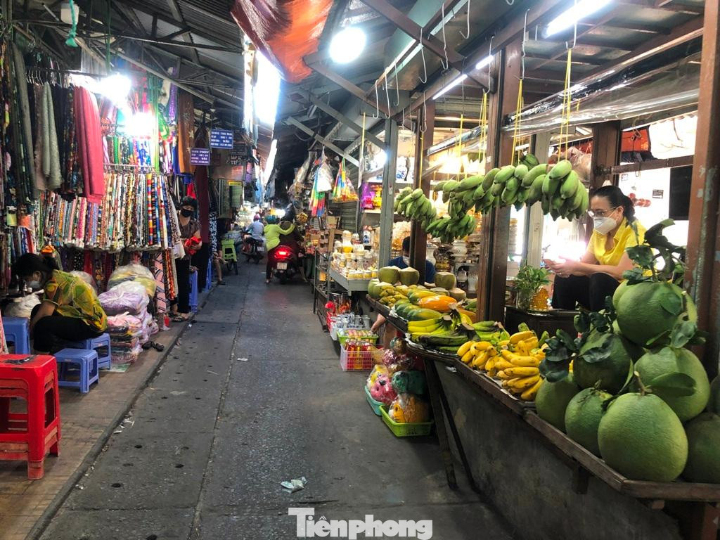 Trái ngược với các khu vui chơi, tại nhiều chợ truyền thống lại khá thưa khách. "Bình thường dịp lễ Tết, nhu cầu mua thực phẩm, trái cây, ăn uống của khách hàng rất nhiều. Tuy nhiên năm nay lại khá vắng" - chị Trang, tiểu thương chợ Thị Nghè (quận Bình Thạnh) buồn hiu nói. Trái ngược với các khu vui chơi, tại nhiều chợ truyền thống lại khá thưa khách. "Bình thường dịp lễ Tết, nhu cầu mua thực phẩm, trái cây, ăn uống của khách hàng rất nhiều. Tuy nhiên năm nay lại khá vắng" - chị Trang, tiểu thương chợ Thị Nghè (quận Bình Thạnh) buồn hiu nói.