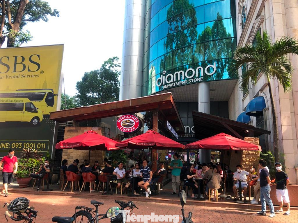 Quán cà phê trên đường Lê Duẩn (quận 1) không còn chỗ trống. Quán cà phê trên đường Lê Duẩn (quận 1) không còn chỗ trống.