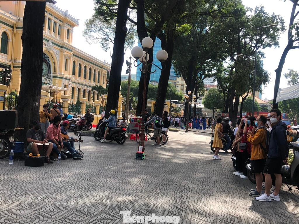 Tại Bưu điện Thành phố, các bạn trẻ đến vui chơi rất đông Tại Bưu điện Thành phố, các bạn trẻ đến vui chơi rất đông