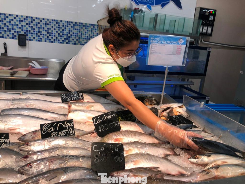 Mặt hàng cá có nhiều chương trình giảm giá, như cá ngừ 80.000 đồng/kg, cá ba sa 61.000 đồng/kg, cá chẽm 120.000 đồng/kg... Sau khi mua cá, khách hàng sẽ được nhân viên siêu thị làm sạch sẽ theo yêu cầu.