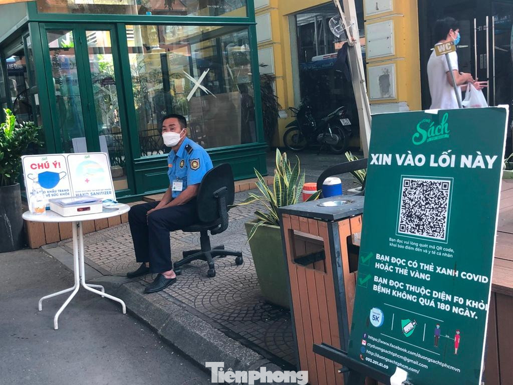 Trong khi đó, khu vực Đường Sách có bảo vệ thường xuyên nhắc nhở du khách thực hiện giãn cách khi đến tham quan, vui chơi. Trong khi đó, khu vực Đường Sách có bảo vệ thường xuyên nhắc nhở du khách thực hiện giãn cách khi đến tham quan, vui chơi.