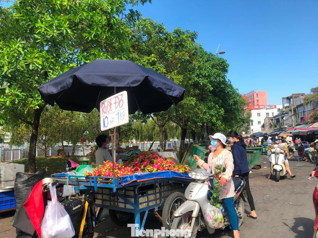 Trong đó, nhiều gánh hàng rong, xe đẩy bán trái cây có giá rất rẻ, như thanh long ruột đỏ chỉ 10.000 đồng/kg thu hút khá đông khách mua.