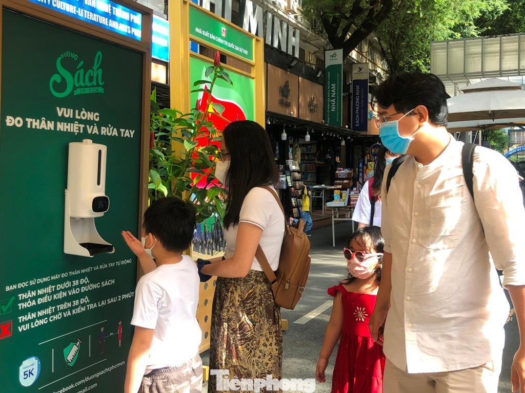 Trẻ em thích thú khi được đo thân nhiệt tự động bằng bàn tay Trẻ em thích thú khi được đo thân nhiệt tự động bằng bàn tay