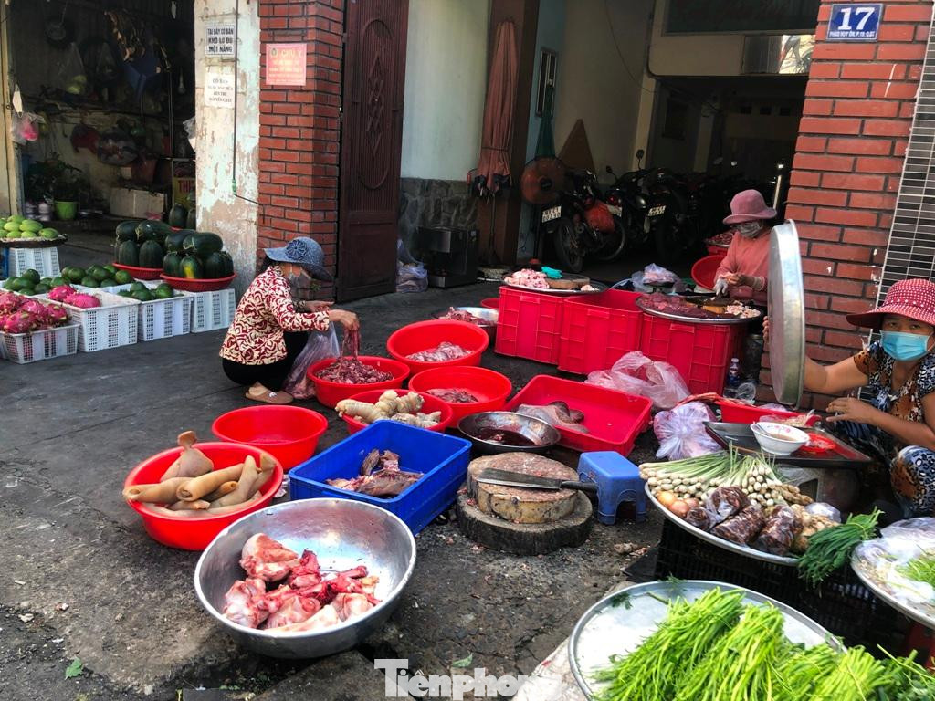 Dẫu không đông khách như mọi năm, nhưng các tiểu thương cho hay, họ đã chuyển qua hình thức bán hàng online, giao hàng tận nơi nên chỉ cần khách alo sẽ được phục vụ mà không cần đến chợ. Dẫu không đông khách như mọi năm, nhưng các tiểu thương cho hay, họ đã chuyển qua hình thức bán hàng online, giao hàng tận nơi nên chỉ cần khách alo sẽ được phục vụ mà không cần đến chợ.