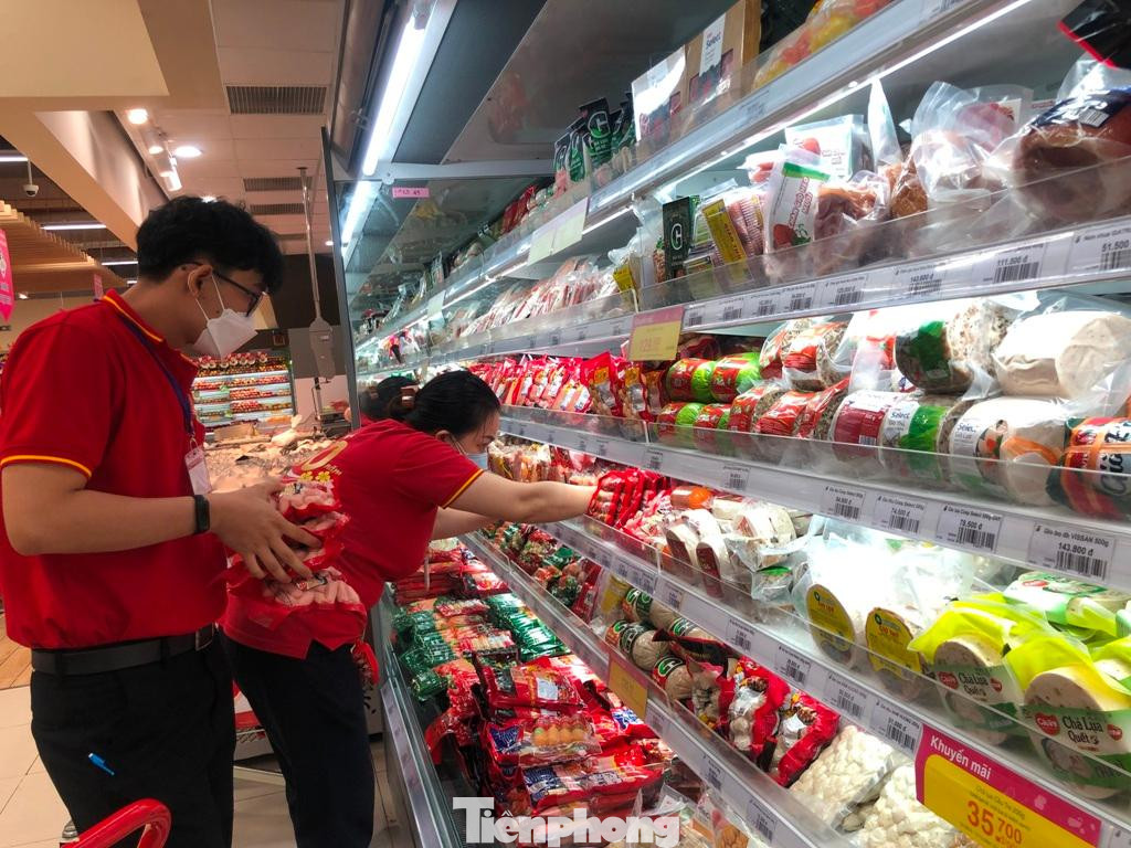 Các mặt hàng giò chả, nem, xúc xích... liên tục được nhân viên siêu thị tiếp lên quầy kệ. Giá không biến động.