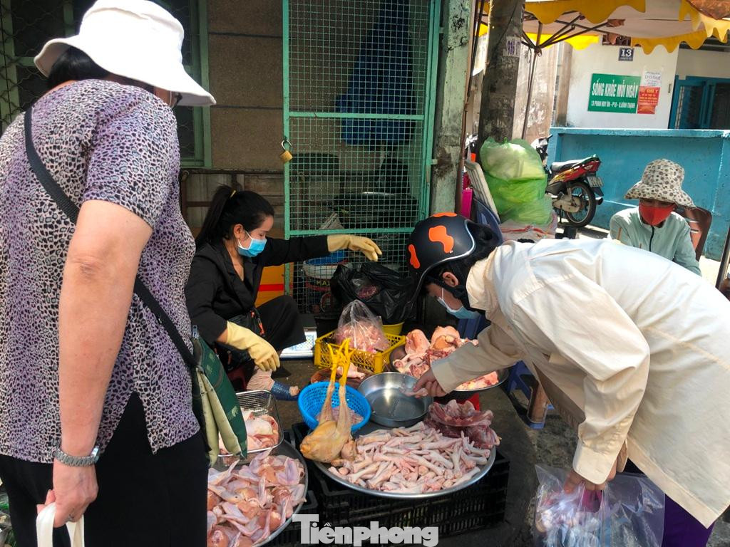 Thịt gà, thịt vịt đắt hàng lễ Tết.