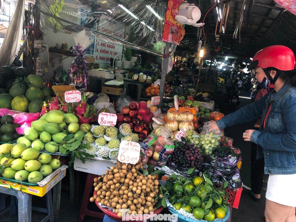 Tại các chợ dân sinh như chợ Thị Nghè, Bà Chiểu (quận Bình Thạnh), Tân Định, Bến Thành (quận 1), An Đông (quận 5), tiểu thương cho hay cũng đã nhập hàng tăng sản lượng từ cách đây 2 ngày để phục vụ nhu cầu ăn uống của người dân. &quot;Đoán trước nhiều người sẽ chọn ăn Tết tại gia thay vì đi chơi, về quê như mọi năm nên tôi đã chủ động tăng nguồn hàng từ khá sớm. Với mặt hàng trái cây, chúng tôi chỉ kinh doanh sản phẩm loại 1, có nguồn gốc nên giá có hơi cao như vú sữa 70.000 đồng/kg, nhãn tiêu 60.000 đồng/kg, mãng cầu 80.000 đồng/kg, thanh long 40.000 đồng/kg... Tuy nhiên so với mọi năm, giá thành này không cao, thậm chí còn giảm do nhiều loại nông sản xuất khẩu bị ùn ứ quay đầu về chợ&quot; - chị Thu Hồng, tiểu thương chợ Thị Nghè bày tỏ.