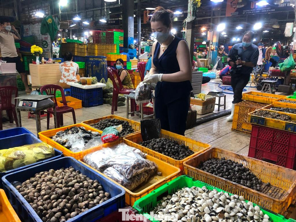 Sức mua giảm 50% khiến chị Lựa, chủ sạp Lựa Tiền lo lắng. Sức mua giảm 50% khiến chị Lựa, chủ sạp Lựa Tiền lo lắng.