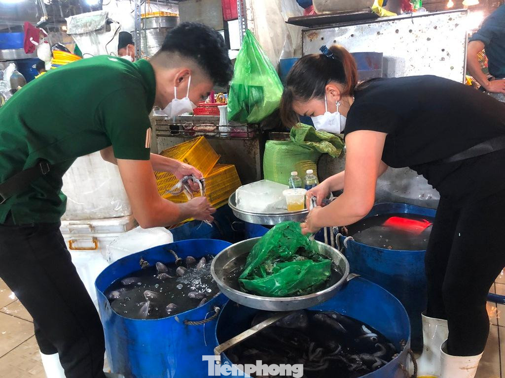 Sơ chế, lựa hàng trước khi giao cho mối lái Sơ chế, lựa hàng trước khi giao cho mối lái