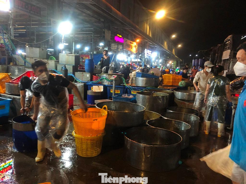 Tiểu thương, người lao động làm việc liên tục trong đêm Tiểu thương, người lao động làm việc liên tục trong đêm