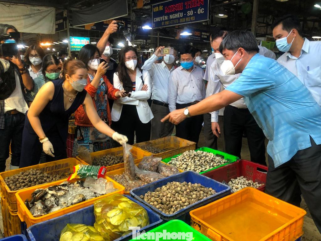 Thứ trưởng Bộ Nông nghiệp Trần Thanh Nam trao đổi với các tiểu thương chợ Bình Điền rạng sáng ngày 13/1 Thứ trưởng Bộ Nông nghiệp Trần Thanh Nam trao đổi với các tiểu thương chợ Bình Điền rạng sáng ngày 13/1