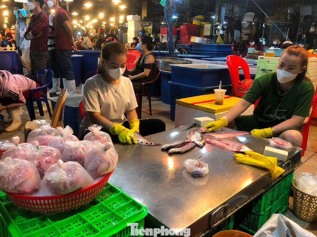 Dù trong thời điểm cận Tết, nhưng sức mua bán tại chợ đầu mối lớn nhất TPHCM khá vắng Dù trong thời điểm cận Tết, nhưng sức mua bán tại chợ đầu mối lớn nhất TPHCM khá vắng