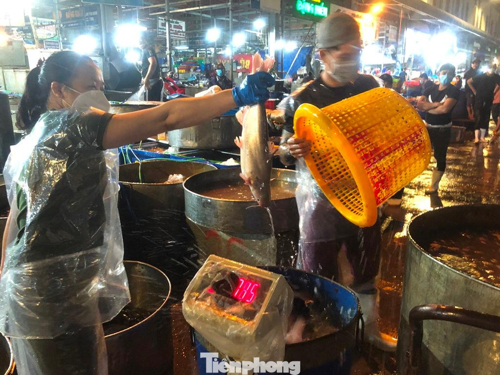 Các tiểu thương đều chấp hành nghiêm quy tắc phòng dịch khi kinh doanh trở lại Các tiểu thương đều chấp hành nghiêm quy tắc phòng dịch khi kinh doanh trở lại