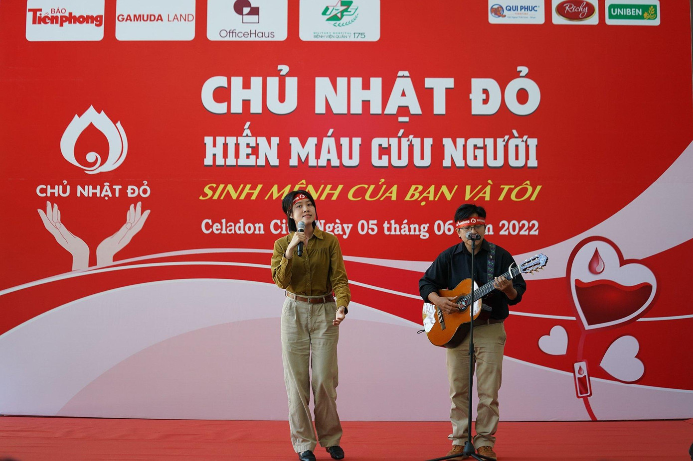 Cặp đôi nhạc sĩ, ca sĩ Nguyễn Đông - Hoàng Trang thể hiện nhiều ca khúc hay tại chương trình