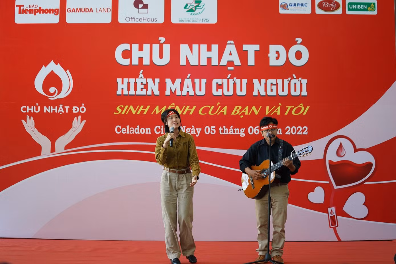 Cặp đôi nhạc sĩ, ca sĩ Nguyễn Đông - Hoàng Trang thể hiện nhiều ca khúc hay tại chương trình