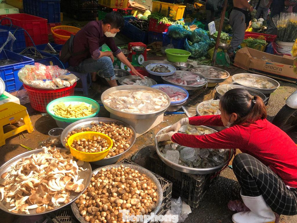 Nấm tươi giá trung bình từ 100.000-180.000 đồng/kg; trong khi các loại hải sản khá vắng khách...
