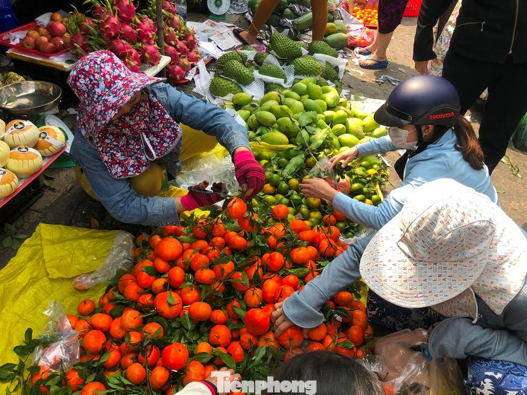 Lựa trái cây cho ngày Tết