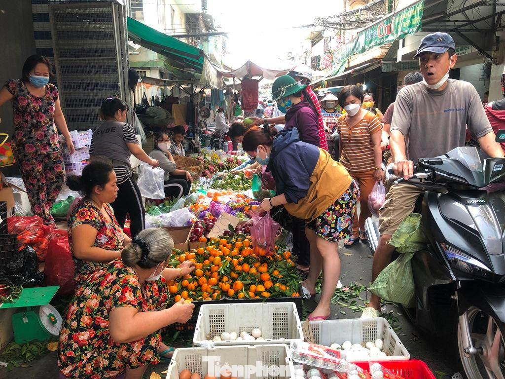 Sáng nay (29 Tết), các chợ truyền thống như Tân Định, Phú Lâm, Thị Nghè... tấp nập khách. Các loại cam canh, quýt đường rất đắt hàng, giá cao tới 80.000 đồng/kg nhưng vẫn thu hút khách mua.