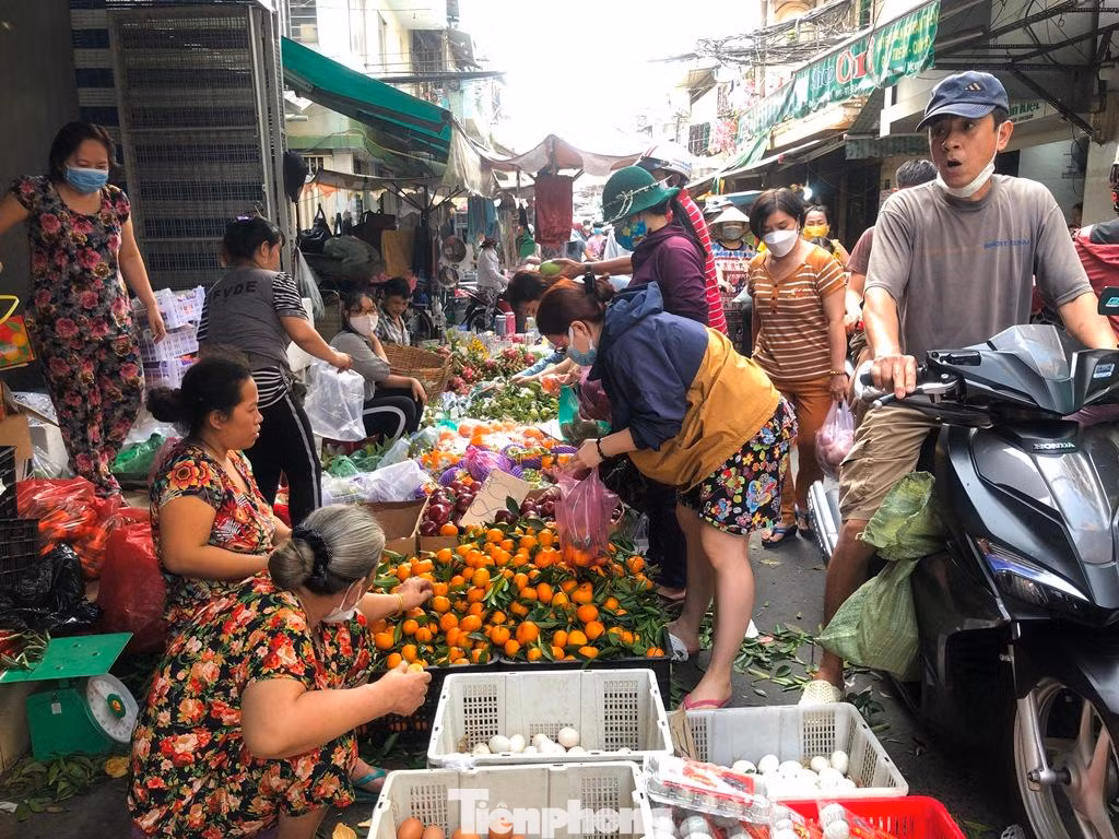 Sáng nay (29 Tết), các chợ truyền thống như Tân Định, Phú Lâm, Thị Nghè... tấp nập khách. Các loại cam canh, quýt đường rất đắt hàng, giá cao tới 80.000 đồng/kg nhưng vẫn thu hút khách mua.