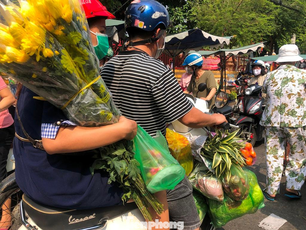 Lỉnh kỉnh các thứ chuẩn bị đem về nhà cúng tất niên.