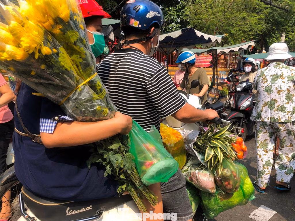 Lỉnh kỉnh các thứ chuẩn bị đem về nhà cúng tất niên.