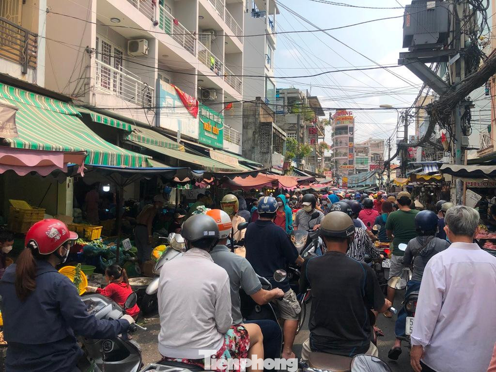 Các nẻo đường vào chợ ùn tắc cục bộ...