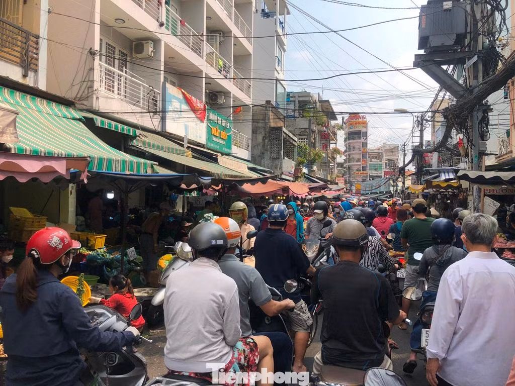 Các nẻo đường vào chợ ùn tắc cục bộ...