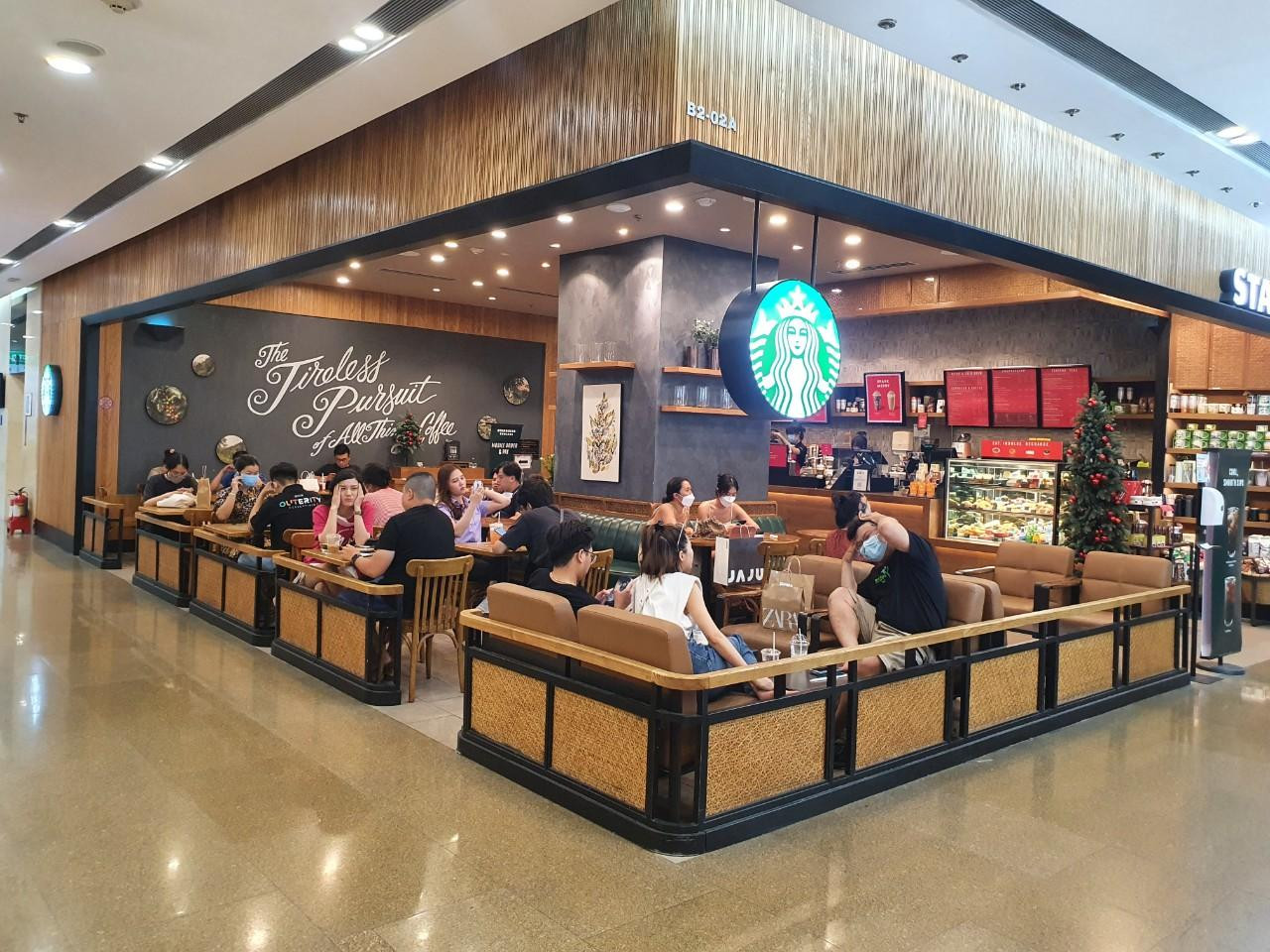 Các quầy cà phê gần như không còn chỗ trống