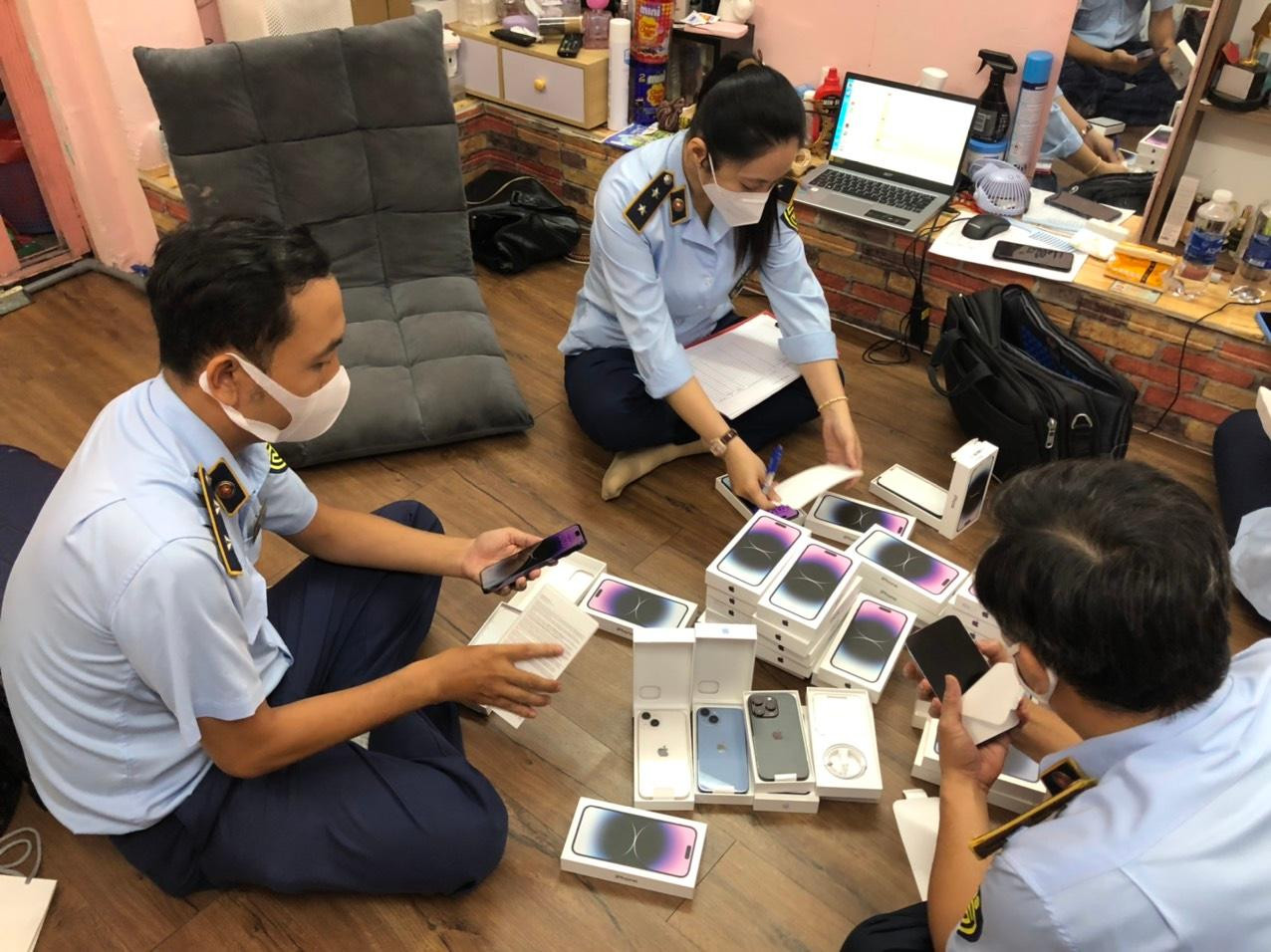 Cơ quan chức năng thu giữ 42 chiếc iPhone 14 trị giá 1,6 tỷ đồng không hóa đơn, chứng từ Cơ quan chức năng thu giữ 42 chiếc iPhone 14 trị giá 1,6 tỷ đồng không hóa đơn, chứng từ