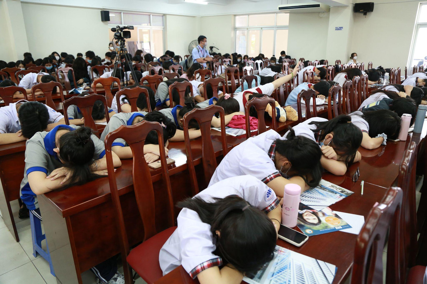 Các học sinh tham gia trò chơi tương tác