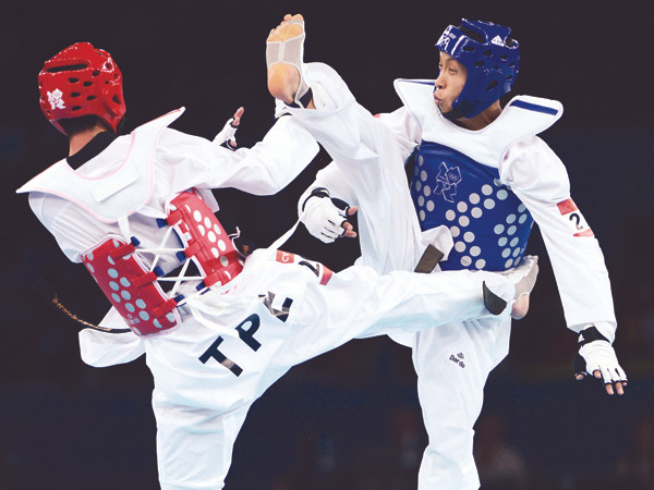 Huỳnh Châu (phải) dù nỗ lực cũng không thể vượt qua hạt giống số hai của hạng 58kg. Ảnh: Quang Thắng