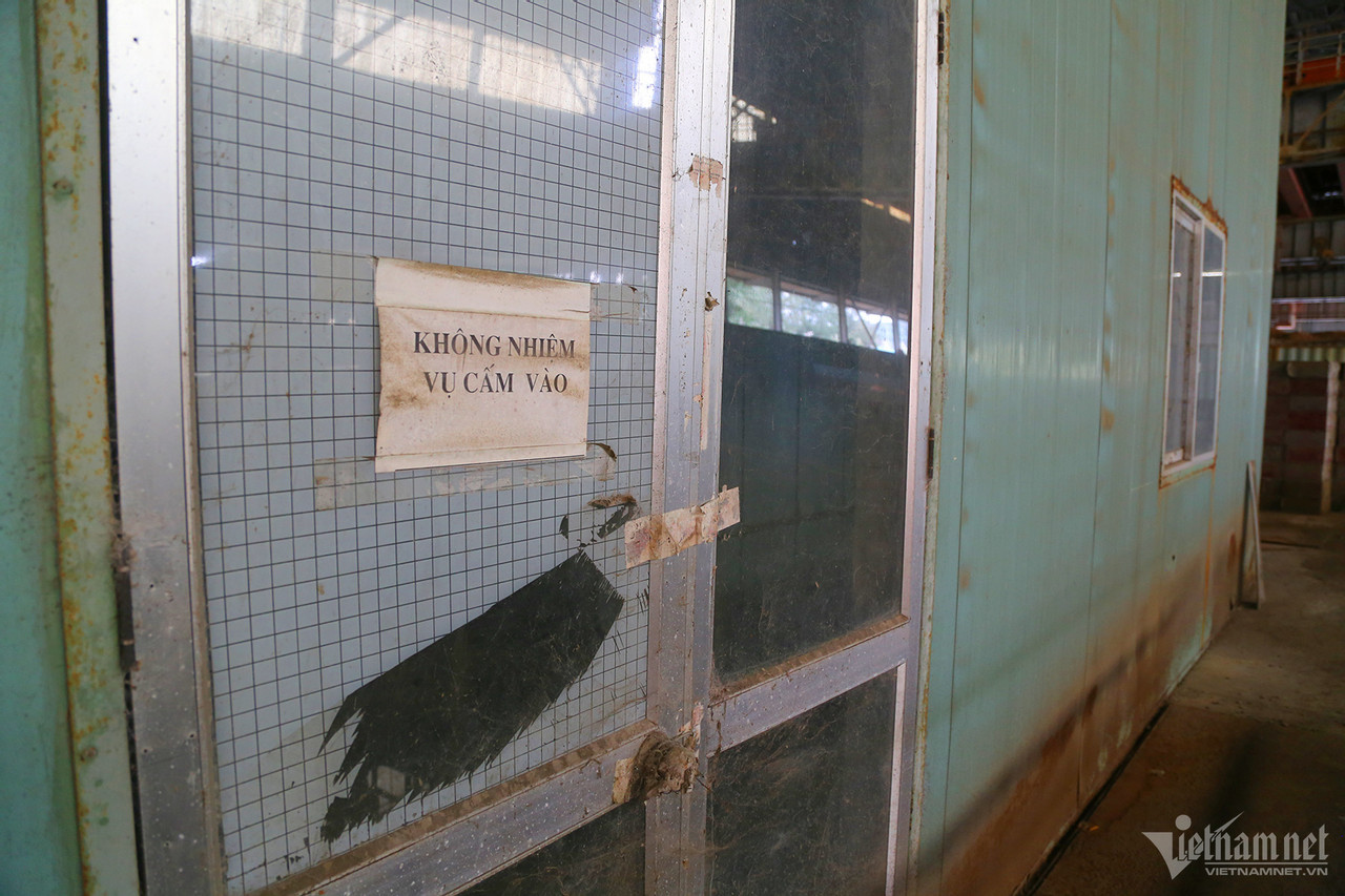 Khu nhà điều hành đã xuống cấp và không một bóng người qua lại trong thời gian dài. Khu nhà điều hành đã xuống cấp và không một bóng người qua lại trong thời gian dài.