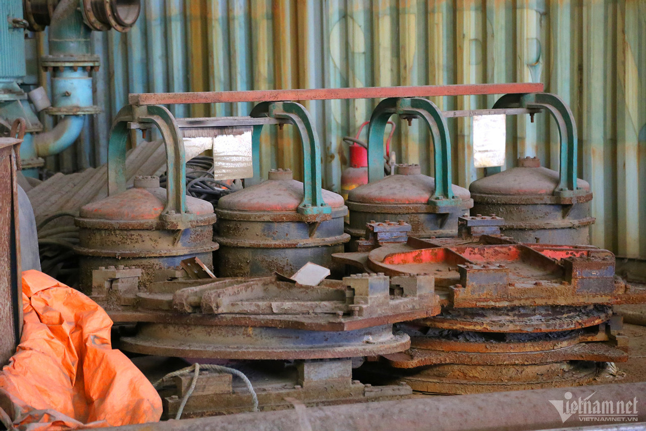 Hệ thống máy móc sau thời gian dài bị bỏ hoang đã hoen gỉ, không khác gì phế liệu. Hệ thống máy móc sau thời gian dài bị bỏ hoang đã hoen gỉ, không khác gì phế liệu.