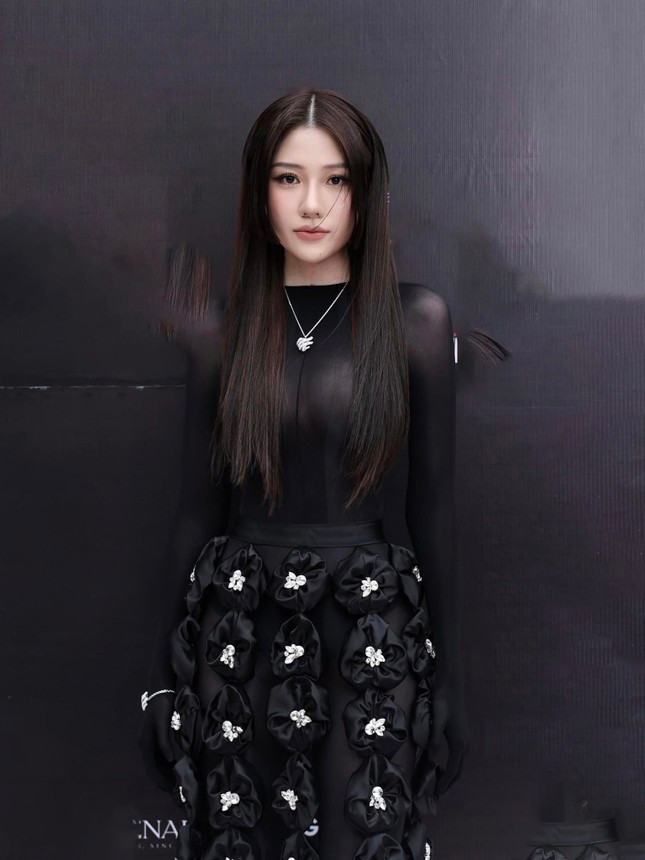 Uyển Ân mặc táo bạo tại sự kiện.