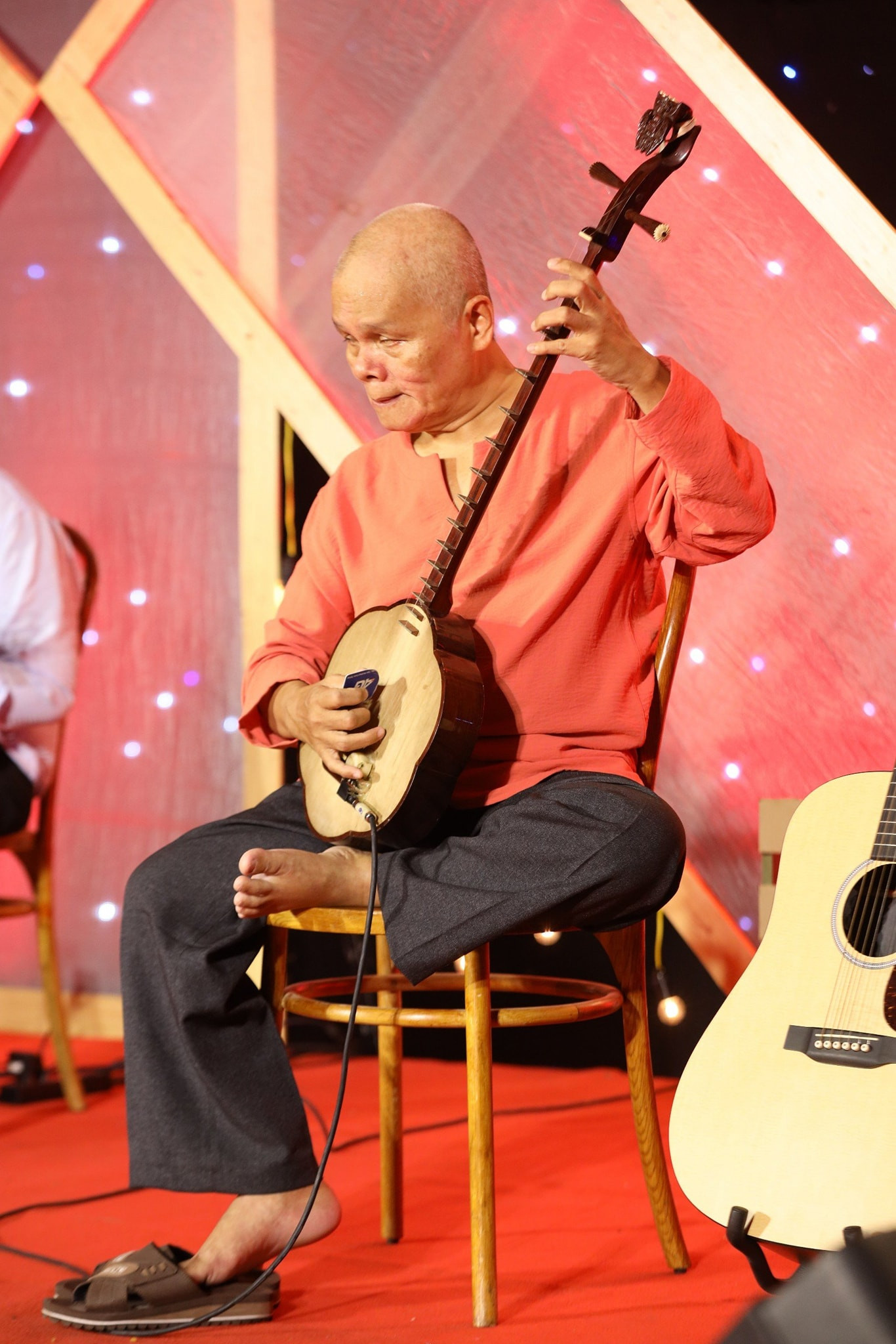 Dáng ngồi dân dã quen thuộc của nghệ sĩ Thanh Điền.