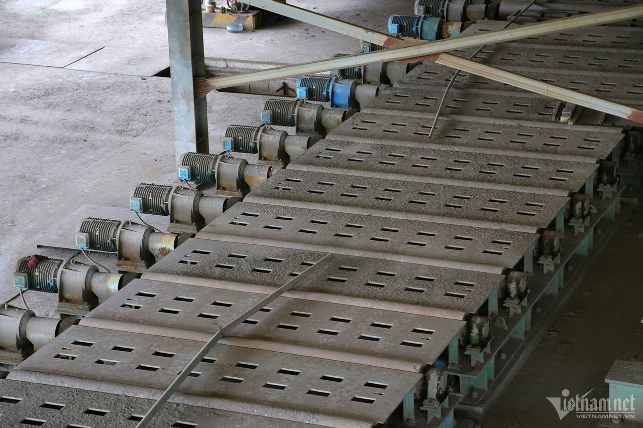 Băng chuyền trong nhà máy đã nằm im lìm từ 13 năm nay. Băng chuyền trong nhà máy đã nằm im lìm từ 13 năm nay.