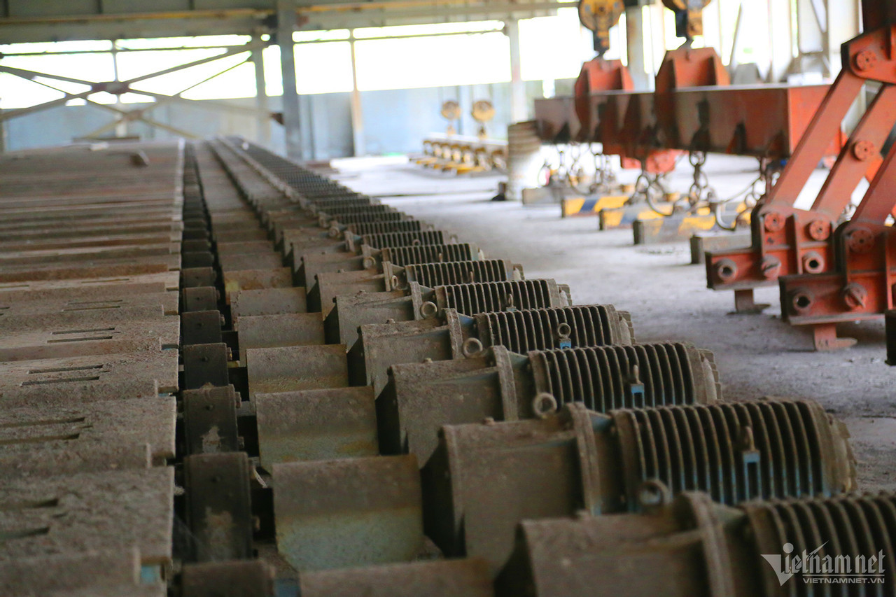 Dù được đầu tư hàng nghìn tỷ đồng, nhưng nhà máy cán thép bị bỏ hoang hơn một thập kỷ. Dù được đầu tư hàng nghìn tỷ đồng, nhưng nhà máy cán thép bị bỏ hoang hơn một thập kỷ.