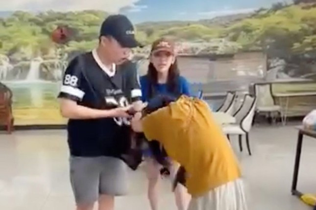 Đôi nam nữ hành hung một cô gái ở cửa thang máy chung cư tại Bình Thạnh, TP.HCM. Ảnh: Cắt từ clip. Đôi nam nữ hành hung một cô gái ở cửa thang máy chung cư tại Bình Thạnh, TP.HCM. Ảnh: Cắt từ clip.